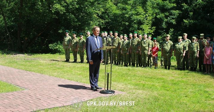 На острове Пограничном состоялось освящение креста в память пограничников, погибших в июне 1941 года