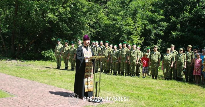 На острове Пограничном состоялось освящение креста в память пограничников, погибших в июне 1941 года