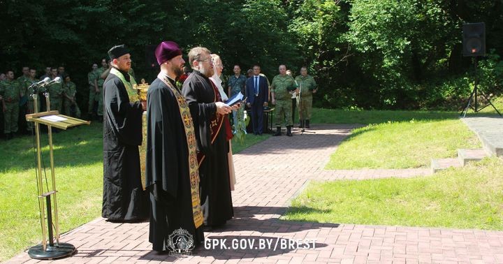 На острове Пограничном состоялось освящение креста в память пограничников, погибших в июне 1941 года