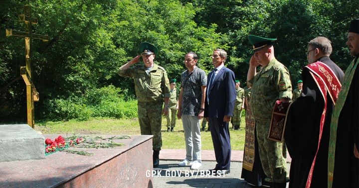На острове Пограничном состоялось освящение креста в память пограничников, погибших в июне 1941 года