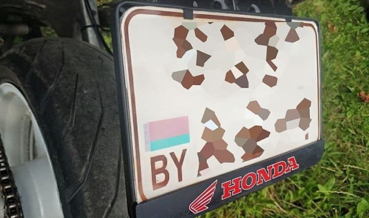 «Самоделкин»: мотоциклист потерял номерной знак и решил сделать копию. Теперь ему грозит до двух лет