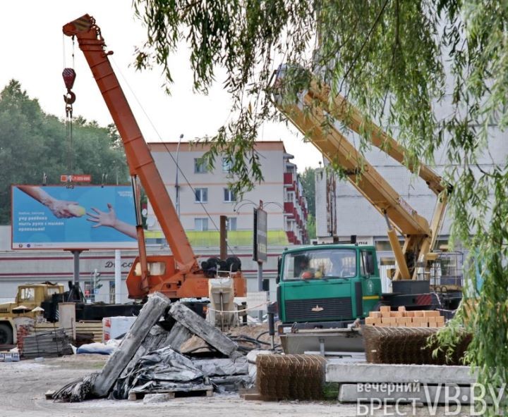 Строительный бум на Янки Купалы в Бресте. Какая компания разместит головной офис в бывшем здании «Ковров Бреста»?