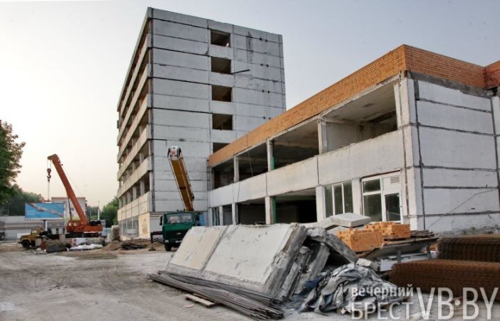 Строительный бум на Янки Купалы в Бресте. Какая компания разместит головной офис в бывшем здании «Ковров Бреста»?