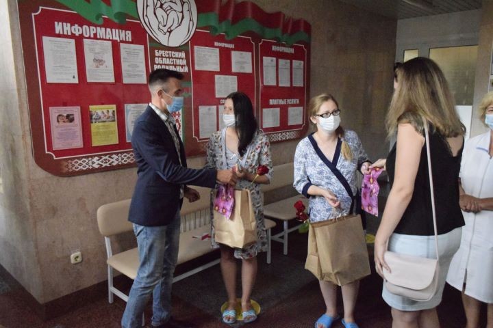 В День освобождения города Бреста в областном роддоме поздравили новорожденных