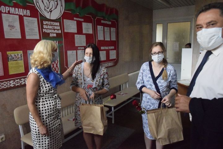 В День освобождения города Бреста в областном роддоме поздравили новорожденных