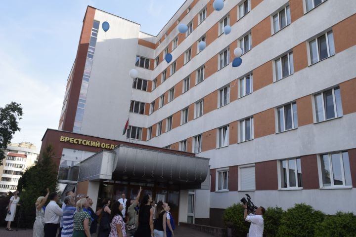 В День освобождения города Бреста в областном роддоме поздравили новорожденных