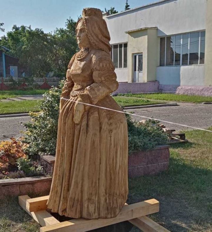 Деревянные скульптуры Огинского и Боны Сфорцы на областных плэнерах создал житель Брестчины