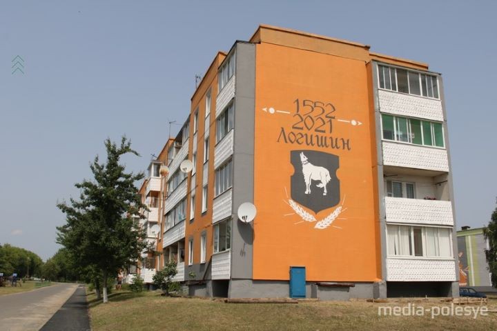 Девушка с колосьями и волк на лосиных ногах. Фасады многоэтажных домов в Логишине украсили рисунки