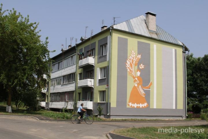 Девушка с колосьями и волк на лосиных ногах. Фасады многоэтажных домов в Логишине украсили рисунки
