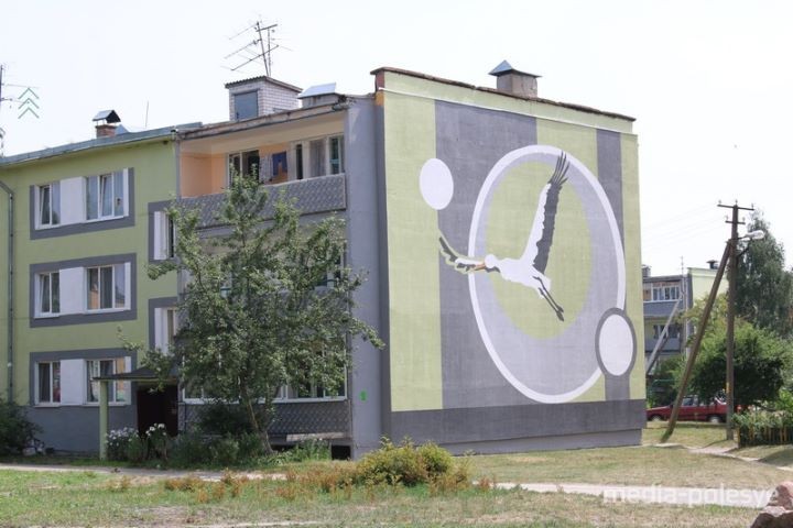 Девушка с колосьями и волк на лосиных ногах. Фасады многоэтажных домов в Логишине украсили рисунки