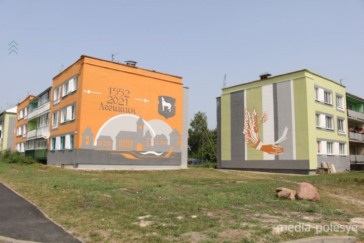 Девушка с колосьями и волк на лосиных ногах. Фасады многоэтажных домов в Логишине украсили рисунки