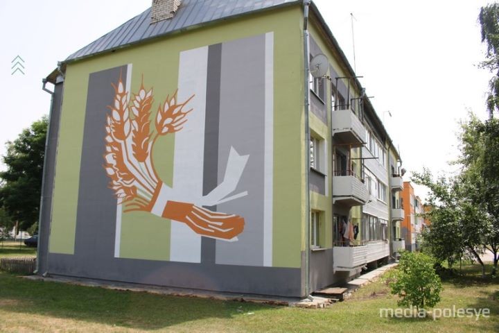 Девушка с колосьями и волк на лосиных ногах. Фасады многоэтажных домов в Логишине украсили рисунки