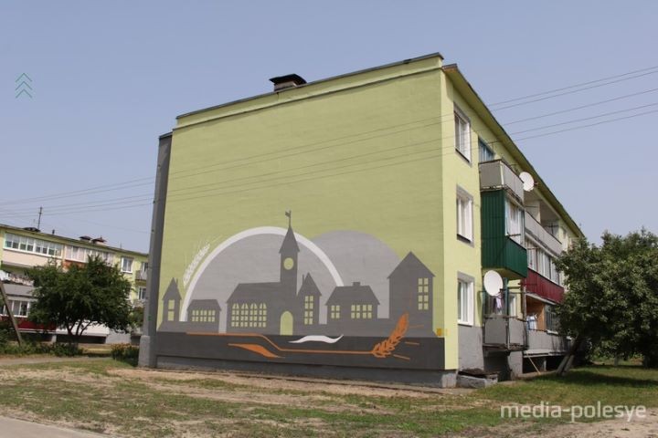 Девушка с колосьями и волк на лосиных ногах. Фасады многоэтажных домов в Логишине украсили рисунки