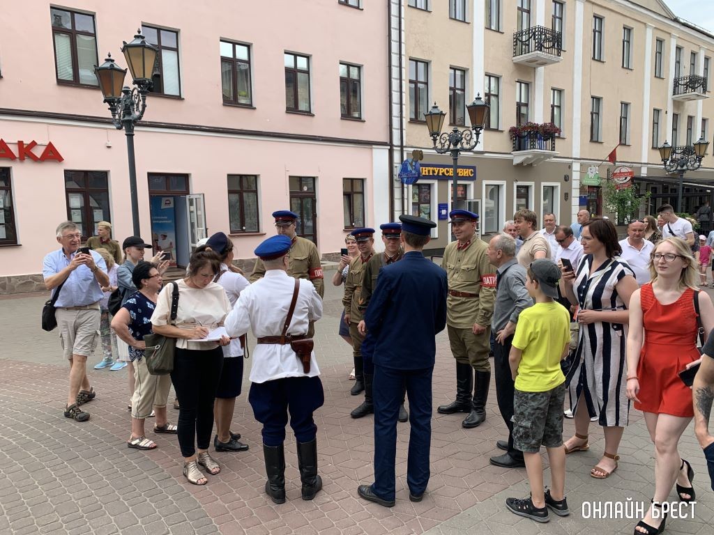 Атмосферу последнего мирного дня 1941 года воссоздали в центре Бреста