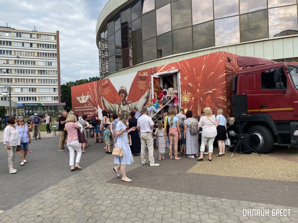 Атмосферу последнего мирного дня 1941 года воссоздали в центре Бреста