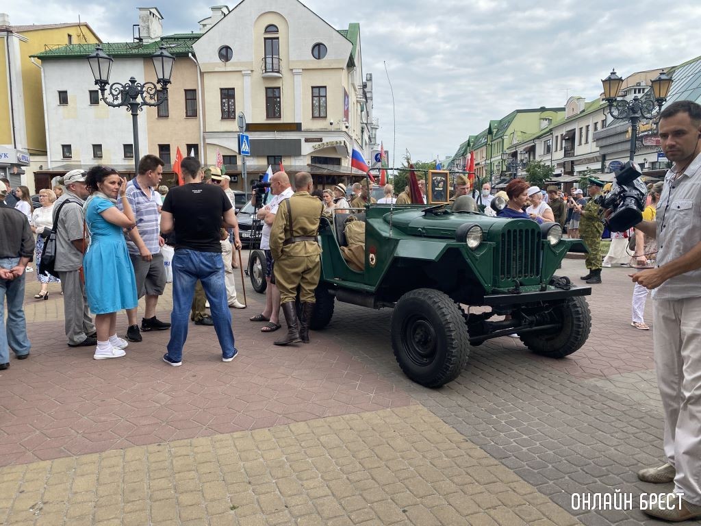 Атмосферу последнего мирного дня 1941 года воссоздали в центре Бреста
