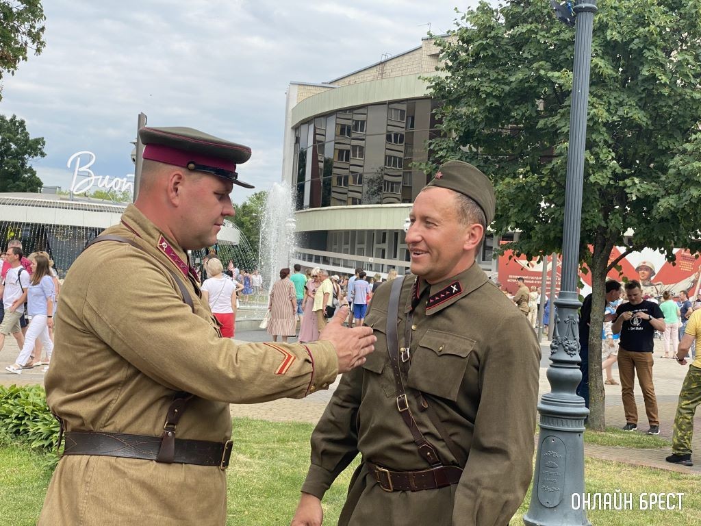 Атмосферу последнего мирного дня 1941 года воссоздали в центре Бреста