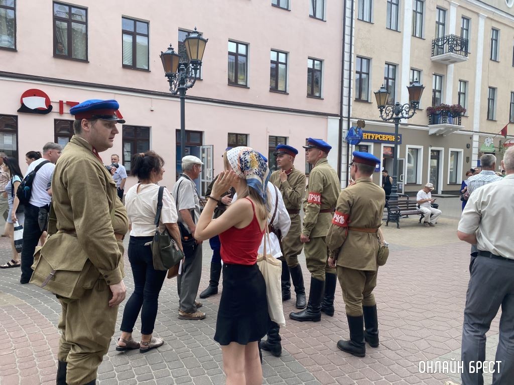 Атмосферу последнего мирного дня 1941 года воссоздали в центре Бреста