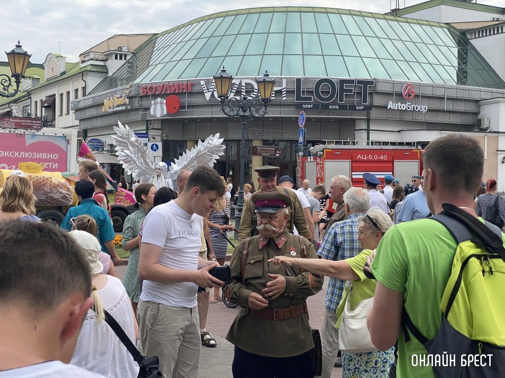 Атмосферу последнего мирного дня 1941 года воссоздали в центре Бреста