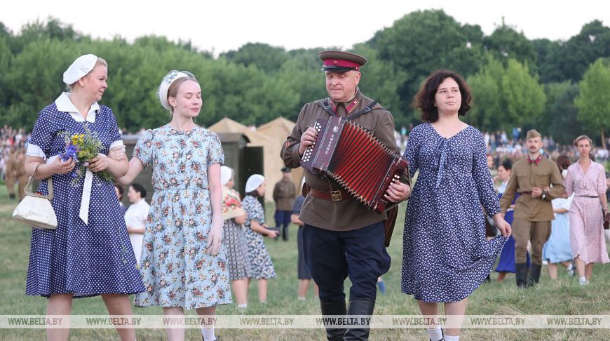 Более 300 реконструкторов воссоздали ключевые эпизоды обороны в Брестской крепости