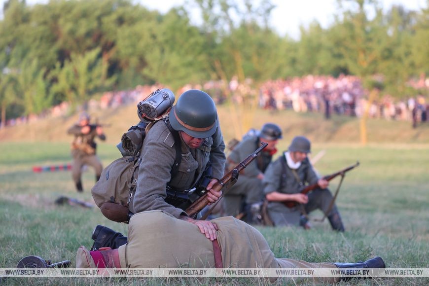 Более 300 реконструкторов воссоздали ключевые эпизоды обороны в Брестской крепости