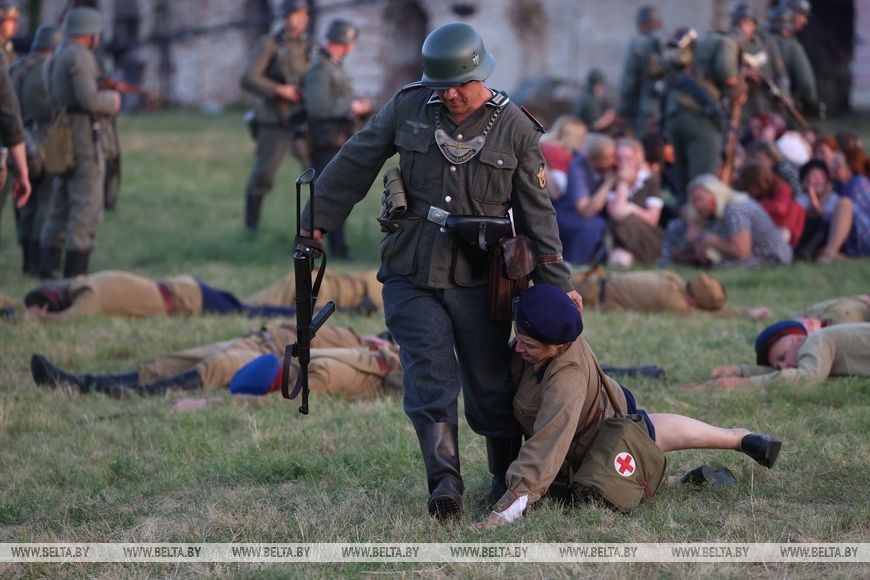 Более 300 реконструкторов воссоздали ключевые эпизоды обороны в Брестской крепости