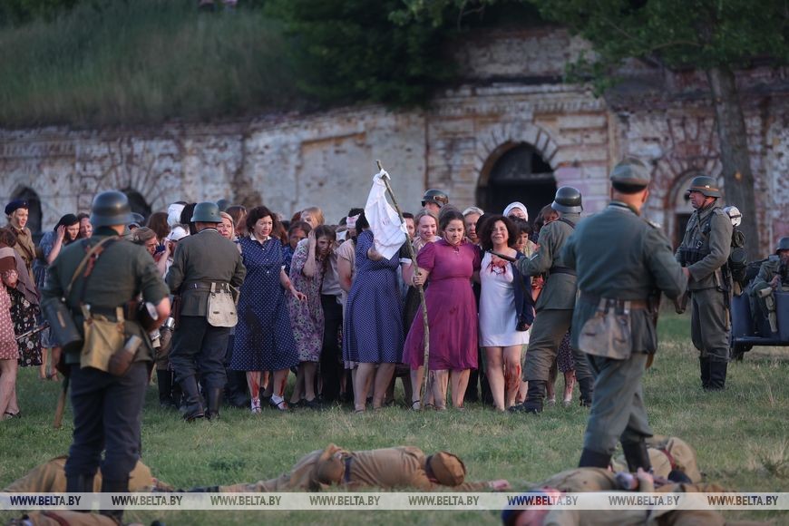 Более 300 реконструкторов воссоздали ключевые эпизоды обороны в Брестской крепости