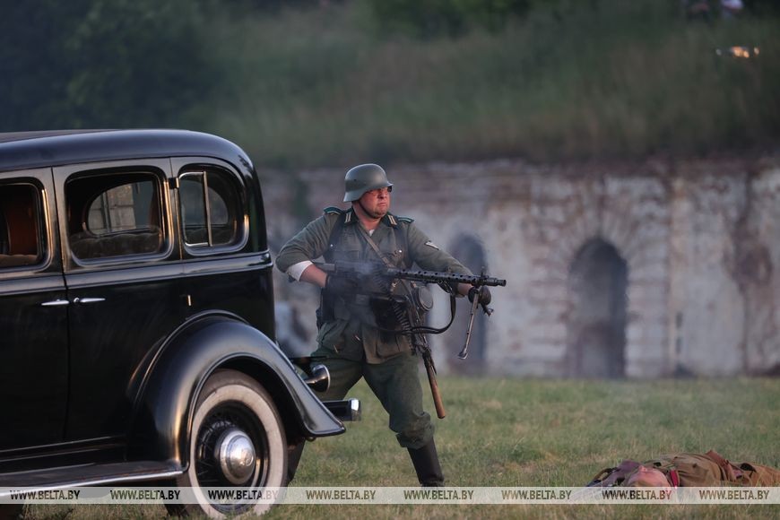 Более 300 реконструкторов воссоздали ключевые эпизоды обороны в Брестской крепости