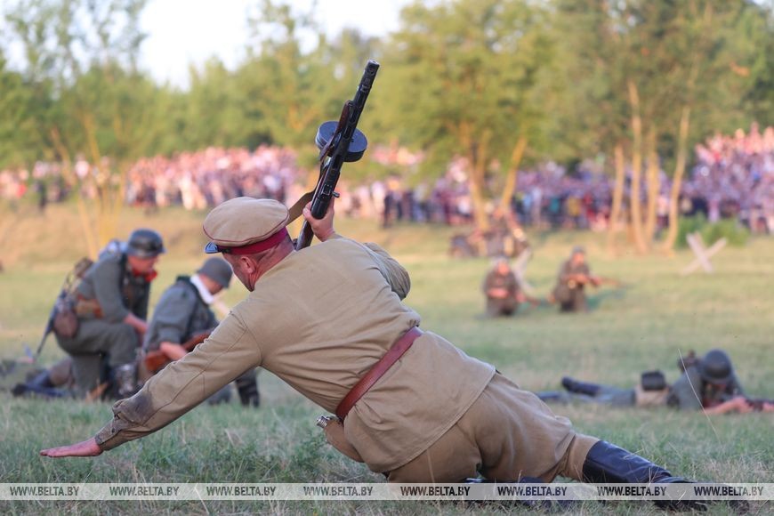 Более 300 реконструкторов воссоздали ключевые эпизоды обороны в Брестской крепости