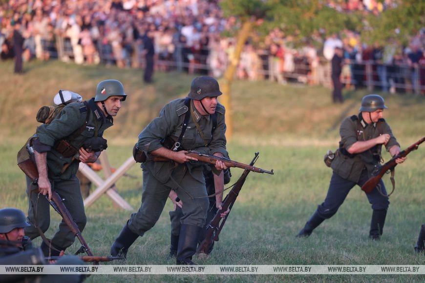 Более 300 реконструкторов воссоздали ключевые эпизоды обороны в Брестской крепости
