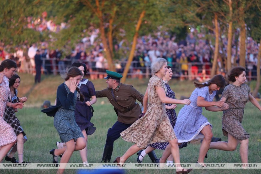 Более 300 реконструкторов воссоздали ключевые эпизоды обороны в Брестской крепости