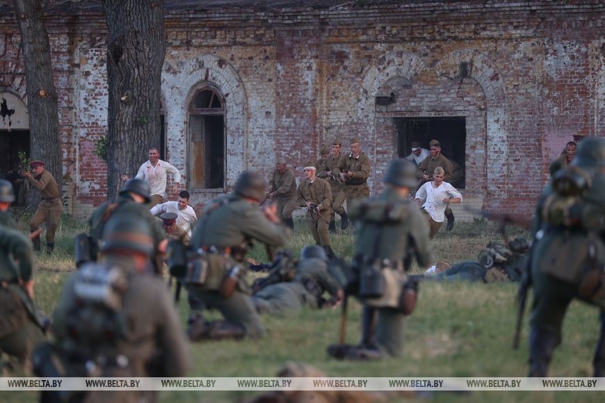 Более 300 реконструкторов воссоздали ключевые эпизоды обороны в Брестской крепости