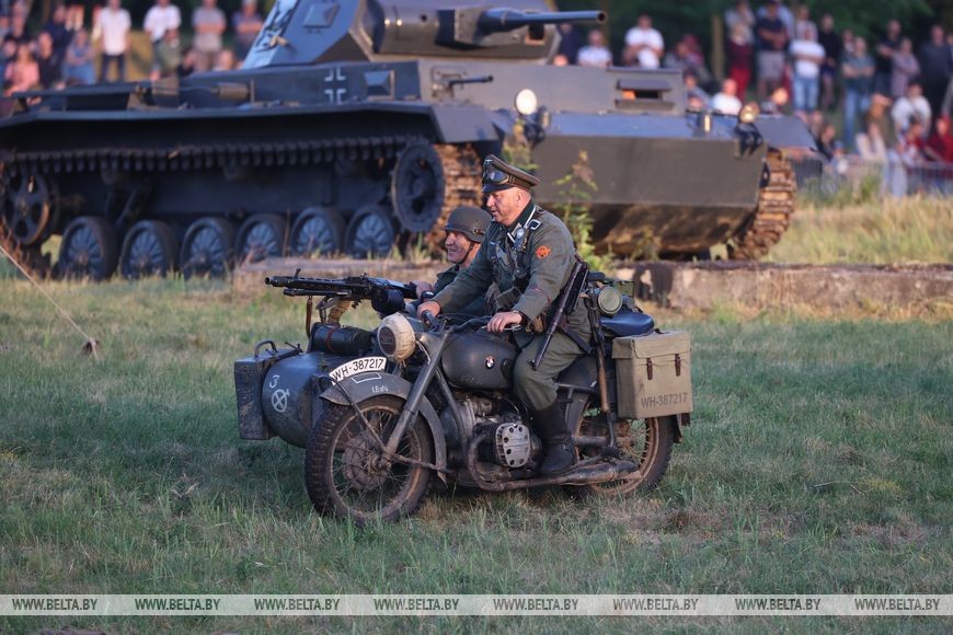 Более 300 реконструкторов воссоздали ключевые эпизоды обороны в Брестской крепости