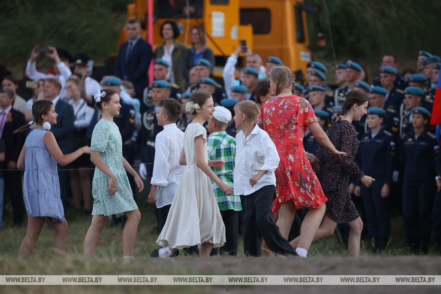 Более 300 реконструкторов воссоздали ключевые эпизоды обороны в Брестской крепости