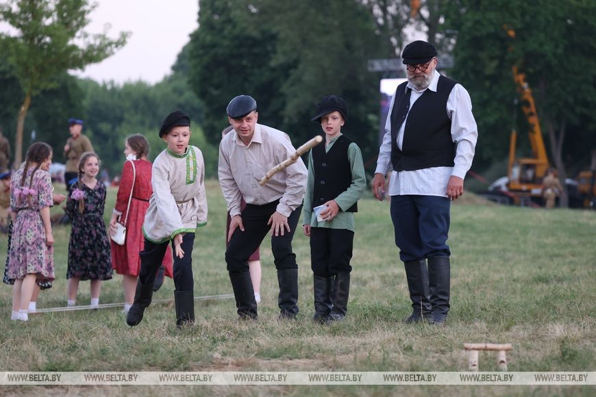 Более 300 реконструкторов воссоздали ключевые эпизоды обороны в Брестской крепости
