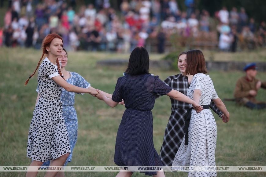 Более 300 реконструкторов воссоздали ключевые эпизоды обороны в Брестской крепости