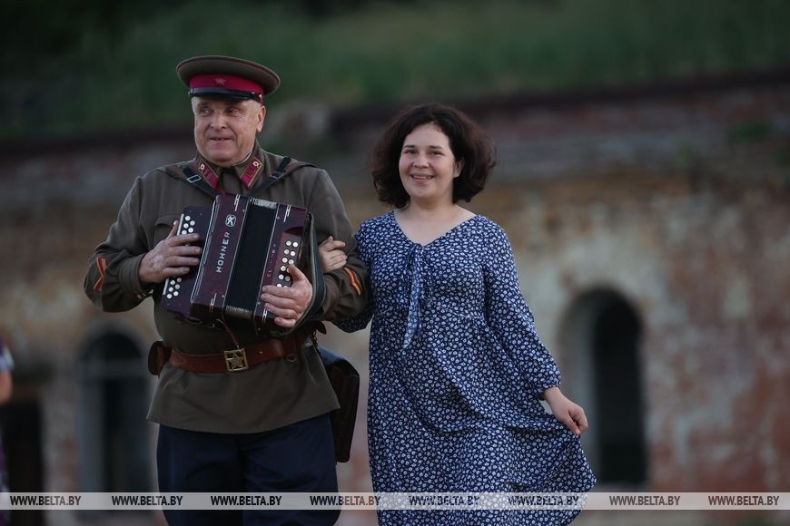 Более 300 реконструкторов воссоздали ключевые эпизоды обороны в Брестской крепости