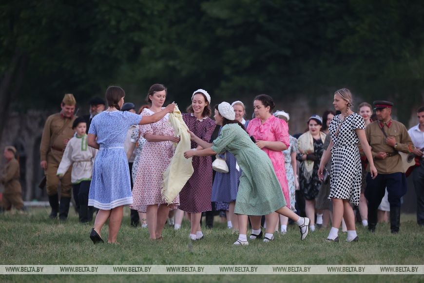 Более 300 реконструкторов воссоздали ключевые эпизоды обороны в Брестской крепости