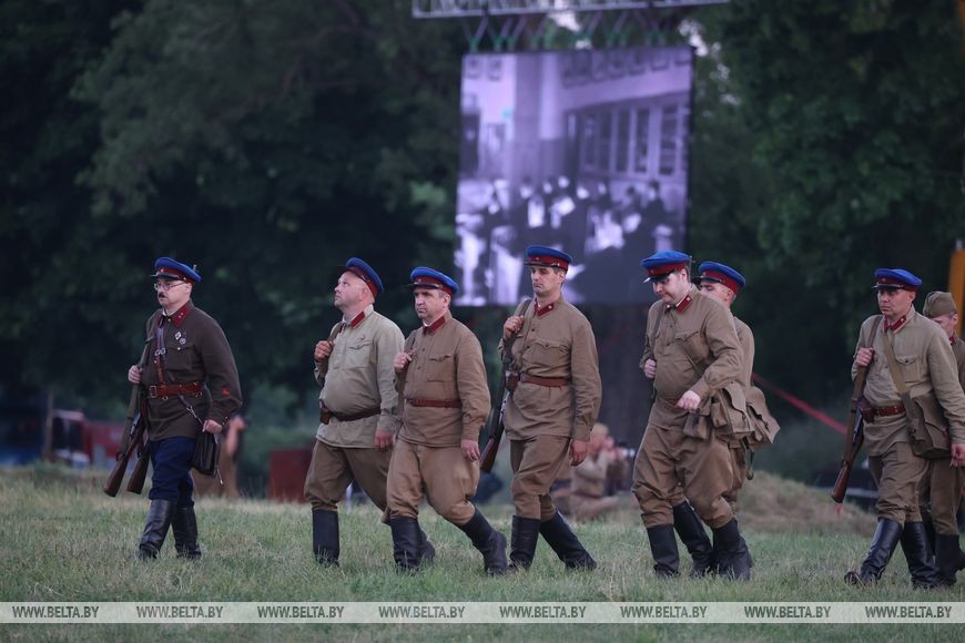 Более 300 реконструкторов воссоздали ключевые эпизоды обороны в Брестской крепости
