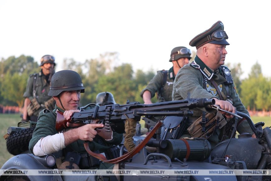 Более 300 реконструкторов воссоздали ключевые эпизоды обороны в Брестской крепости