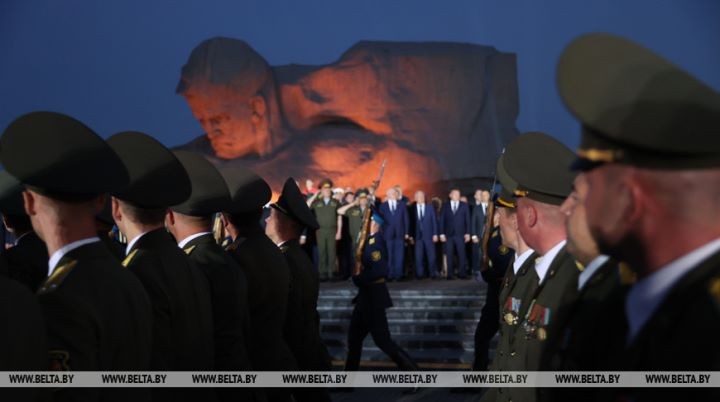 Тысячи людей пришли на рассвете в Брестскую крепость на митинг-реквием