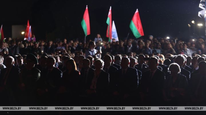 Тысячи людей пришли на рассвете в Брестскую крепость на митинг-реквием