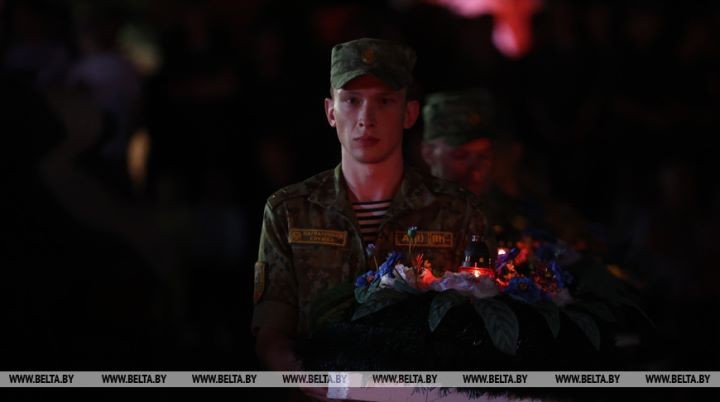 Тысячи людей пришли на рассвете в Брестскую крепость на митинг-реквием