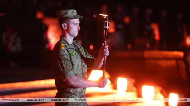 Тысячи людей пришли на рассвете в Брестскую крепость на митинг-реквием