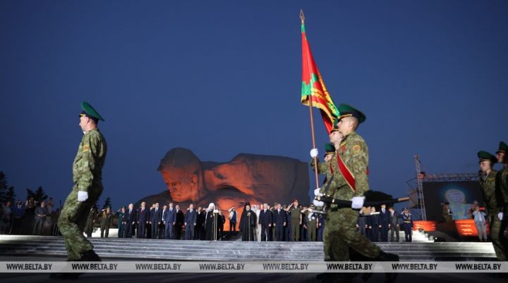Тысячи людей пришли на рассвете в Брестскую крепость на митинг-реквием