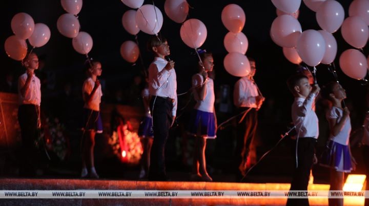 Тысячи людей пришли на рассвете в Брестскую крепость на митинг-реквием