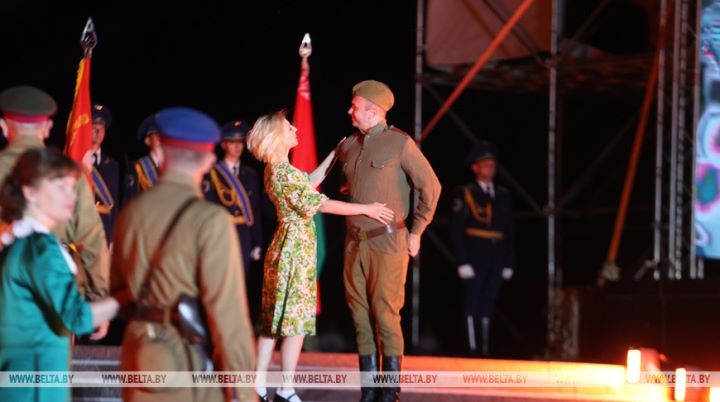 Тысячи людей пришли на рассвете в Брестскую крепость на митинг-реквием