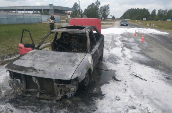 В Березе полностью сгорела машина