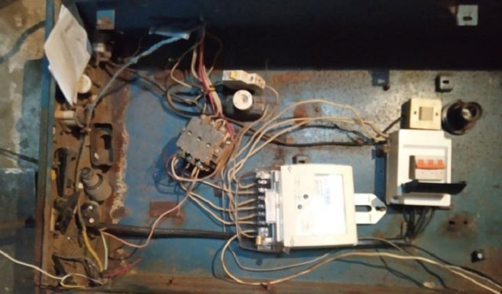 Мужчина чистил бассейн и погиб от удара электротоком