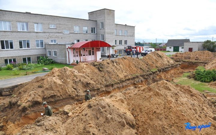 На школьном стадионе в Русино, где обнаружили боеприпасы, снова работают саперы. Что там нашли на этот раз
